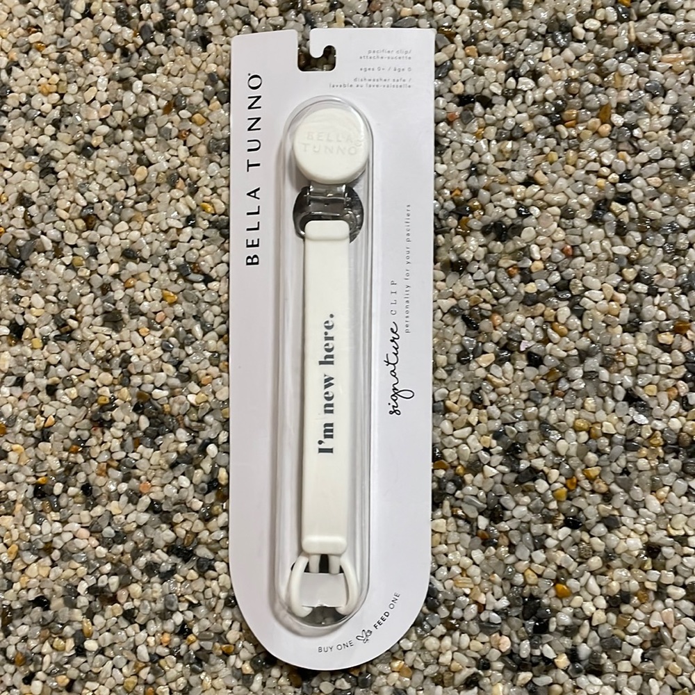 New nwt bella tunno signature silicone pacifier paci clip white I’m new here